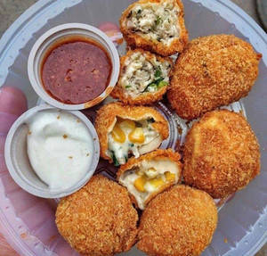 Fried Cheese Corn Momos 8 PCS