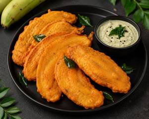 Crispy Vazhakai Bajji 4 Pcs + Coconut Chutney