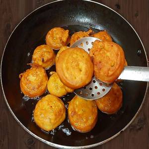 Onion Bhajiya 10 Piece With Tomato Chutney