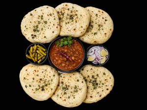 Punjabi Chole [500 Ml] With 6 Kulcha And Salad