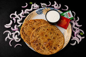 2 Butter Onion Paratha & Dahi [100 ml]