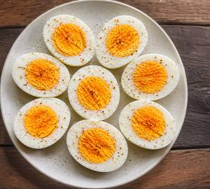 4 Eggs With Salt And Pepper