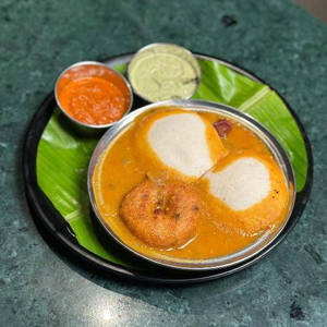 Sambar Dip Idli (2 Pcs) + Medu Vada (1pc)