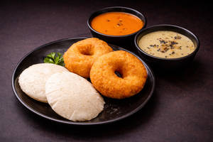 Idli (2Pcs) + Vada (2Pcs) Combo.