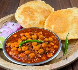4 poori with chole