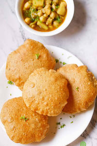 4 Poori Aur Mix Sabji