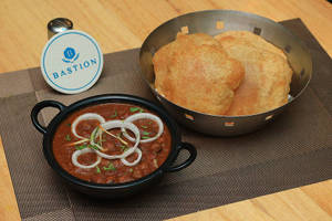 Chole With 4 Poori ( Serves 1 )