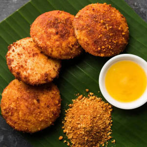 Ghee podi idli ( 5 pieces) with fish curry