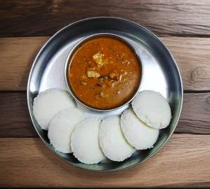 Idli (5 Pieces) With Fish Curry