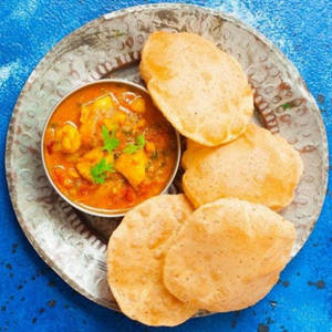 4 Poori With Tomato Curry