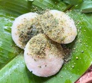 Karuveppilai Podi Idli (5 Pieces ) With Fish Curry