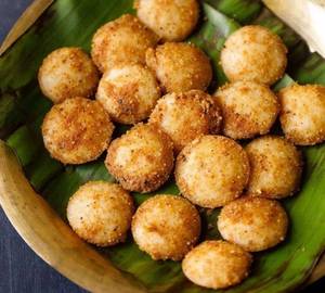 Karuveppilai Mini Podi Idli ( 20 Pieces ) With Fish Curry