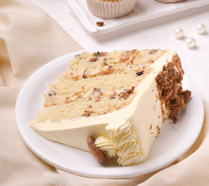 MILK & COOKIE CAKE SLICE