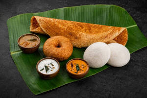 Podi Dosai, Medu Vada (1 Pc) & Steaming Idlis (2 Pcs)