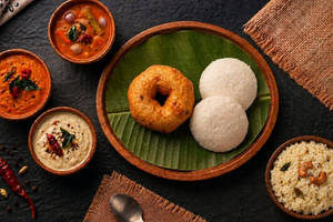 Steaming Idlis (2 Pcs), Medu Vada (1 Pc) & Venn Pongal