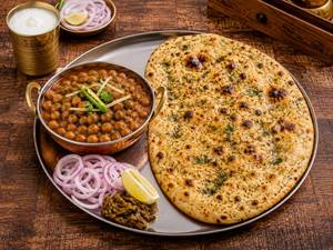 Amritsari chole kulcha
