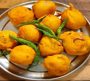 Batata Vada [6 Pcs] + Ketchup + Green Chutney