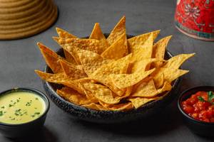 Nachos With Cheese And Salsa Dip