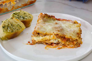 White Cheese Chicken Lasagna & Garlic Bread