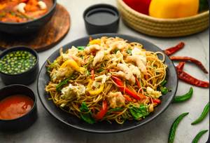 Chicken Hakka Noodles (Serves 2)
