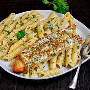 White Sauce Pasta With Garlic Bread