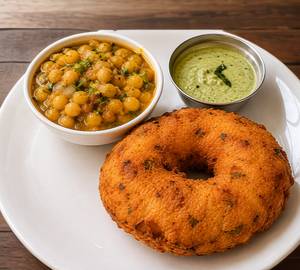 Vada With Guguni (2 pcs)