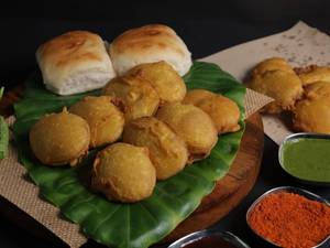 Potato Bhajji Plate (serve With 2 Pav) (300 Gm)