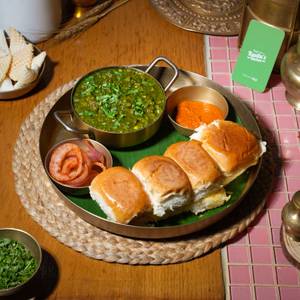 Colaba Style Mutton Keema Pao (green)