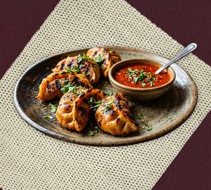 Chicken tikka momos 5 pieces with spicy chatney