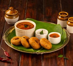 4 Vada With Sambhar