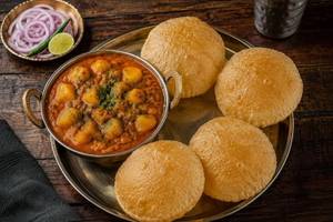 Aloo Gravy Sabji [250 ml] With 4 Poori