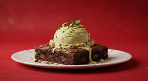 Brownie With Pista Icecream