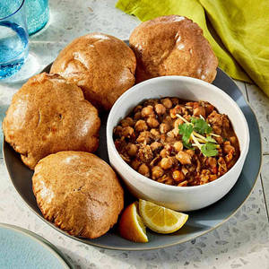 4 Poori With Chole Curry