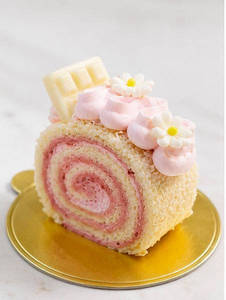 STRAWBERRY SWISS ROLL