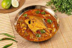 Pomfret Piyaj Capsicum Diye Bhuna