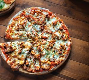 Classic chicken pizza