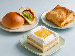 E/L Pineapple Pastry [1pc] + Baked Wada Pao [1pc] + Paneer Puff [1pc]