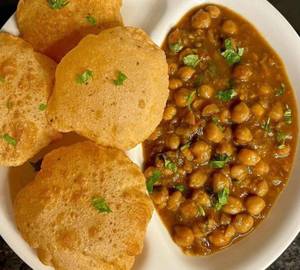 Poori[ 5 Piece ] And Chole