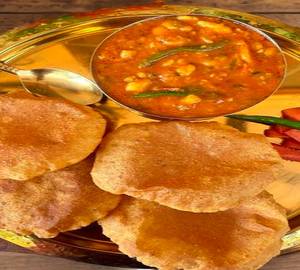 6 Puri With Aloo Ka Jhol