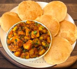 6 Puri With Aloo Ki Sabji
