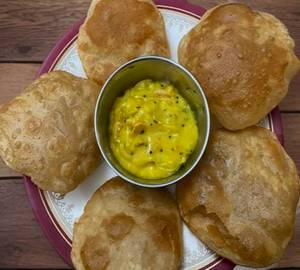 6 Puri Yellow Chatni