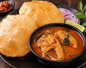 Poori (3 pieces )with Fish Kolambu