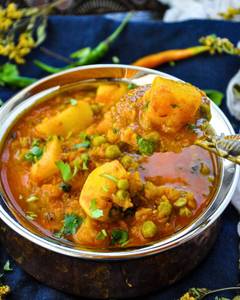 Green Peas And Potato Curry