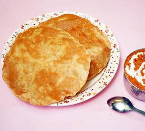 Chole Bhature (2 Bhaturas)
