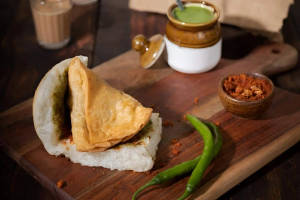 Aamchi Mumbai Samosa Pav