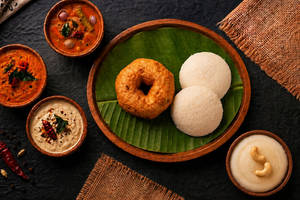 Steaming Idlis (2 Pcs), Medu Vada (1 Pc) & Rava Kesari