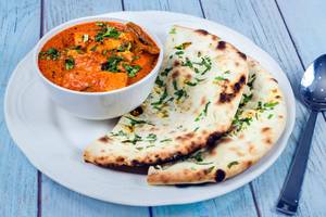 Chicken korma with 4 tandoori roti