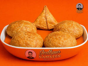 4 Pyaaz Kachori + 1 Jodhpuri Samosa