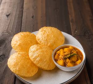 4 Luchi  With Niramish  Torkari