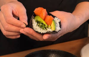 SAKE HANDROLL 3 PCS